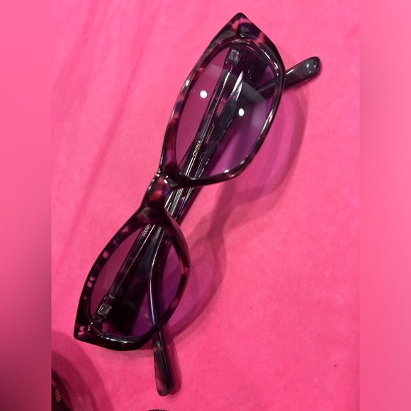 Vintage 1990s purple sunglasses - have been kept in amazingly great condition - Picture 4 of 4